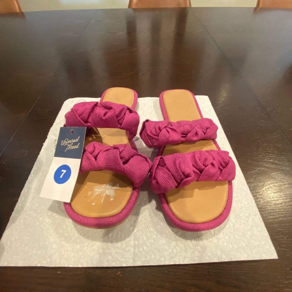 Universal thread size 7 pink sandals
